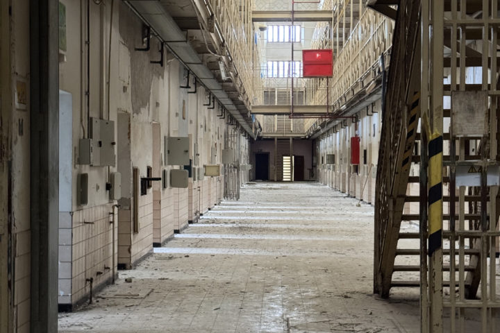 De la prison au débat citoyen : immersion à Forest pour questionner le sens de l’enfermement